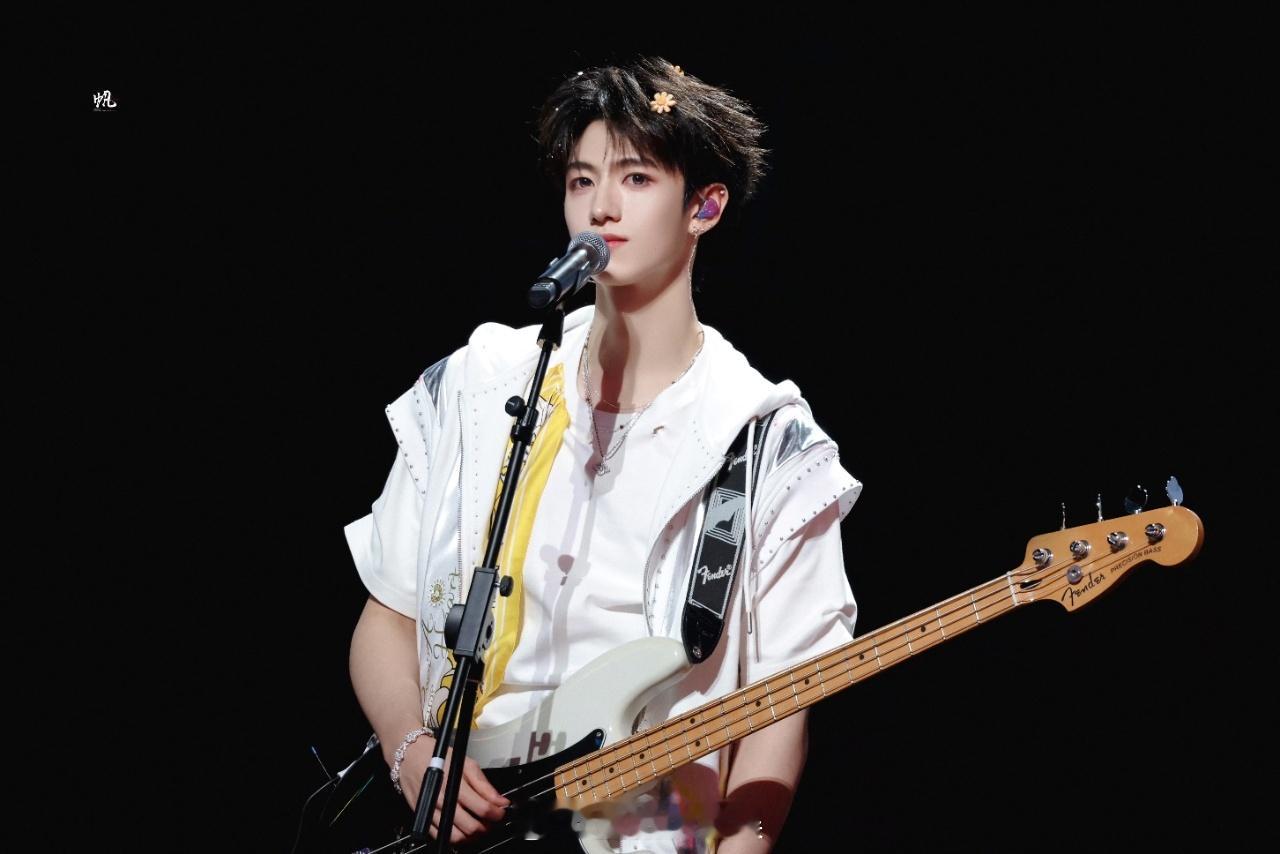 朱志鑫头上有好多花花 朱志鑫这波直接把萌点焊在身上！黄发夹小巧又精致，完美点缀少