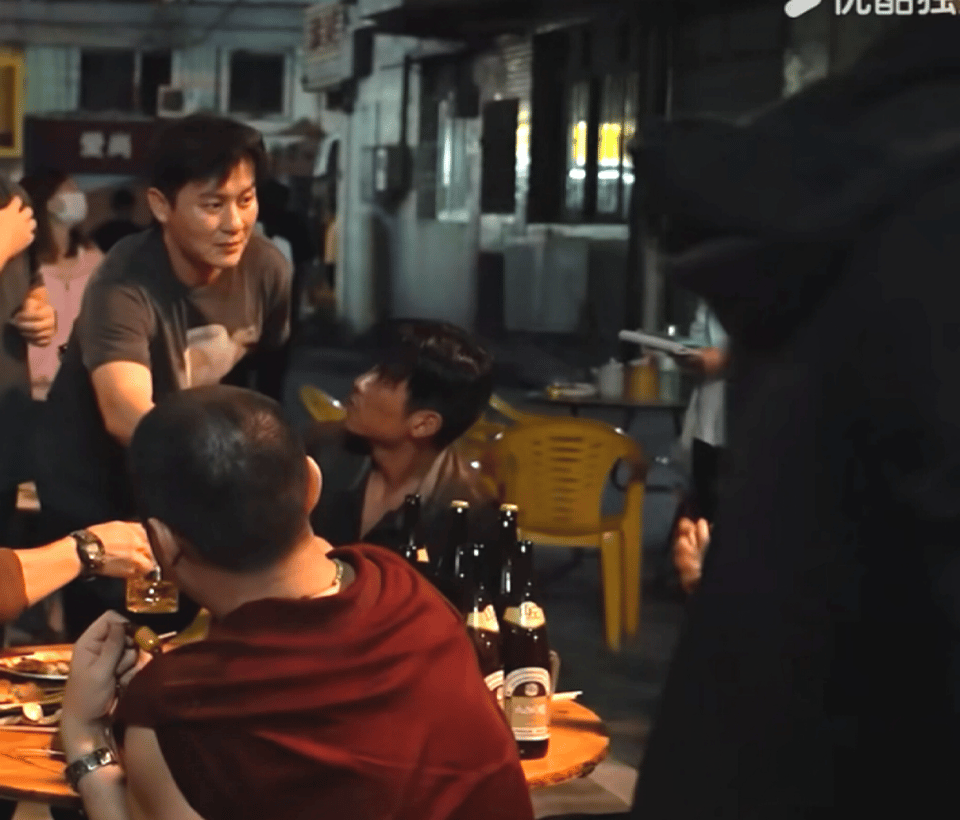 老冰冰喝到直作揖，老牛还让他喝呢