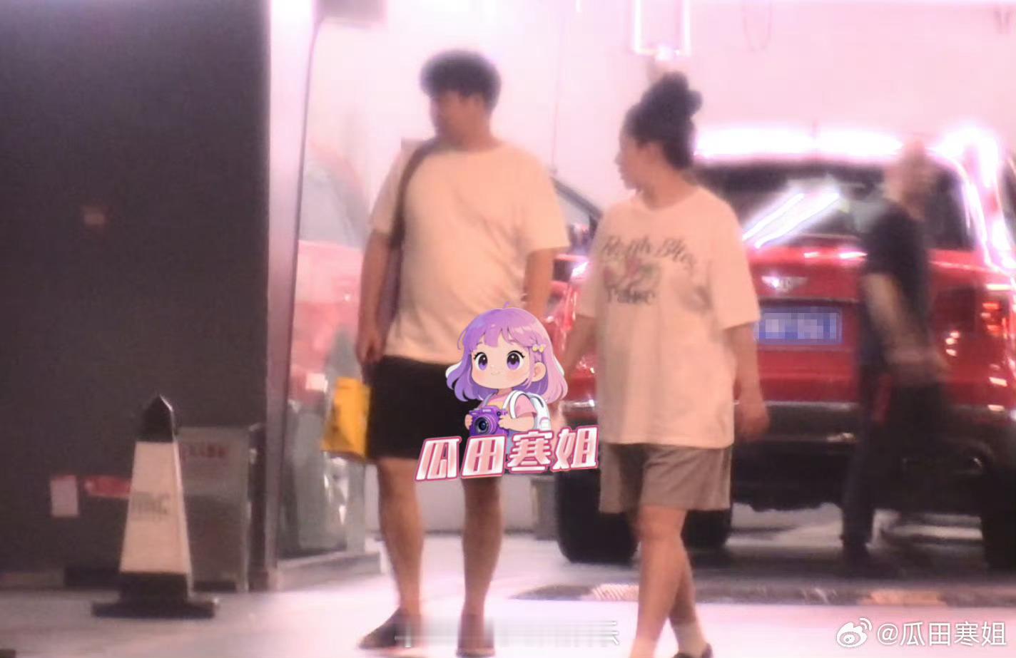 阚清子挺孕肚和老公一起逛街看起来好悠闲啊 ​​​