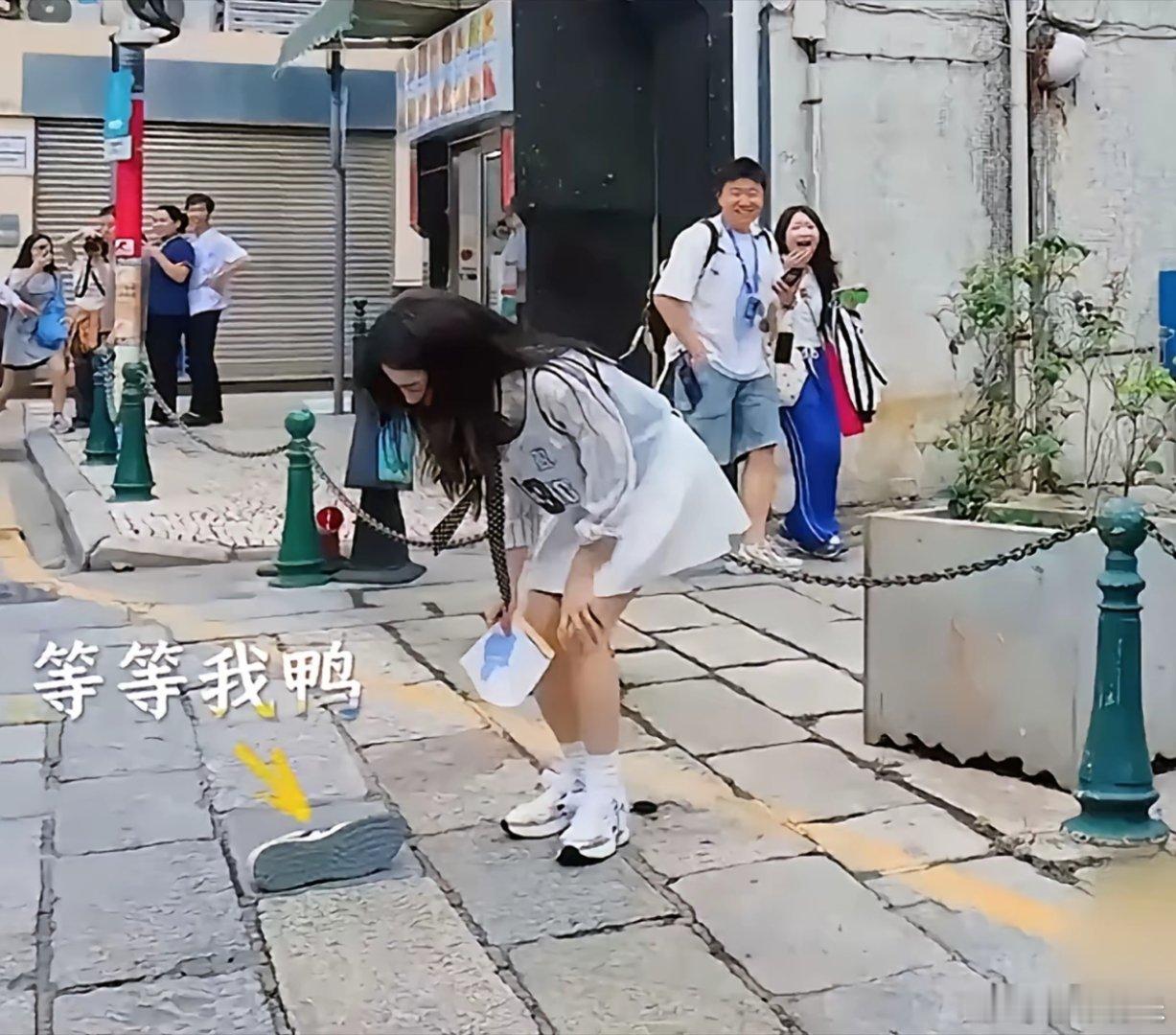 上一次是打招呼撞车上，这次是鞋跑掉，本来白梦妍笑点就低李晨丨沙溢丨白鹿 丨宋雨琦