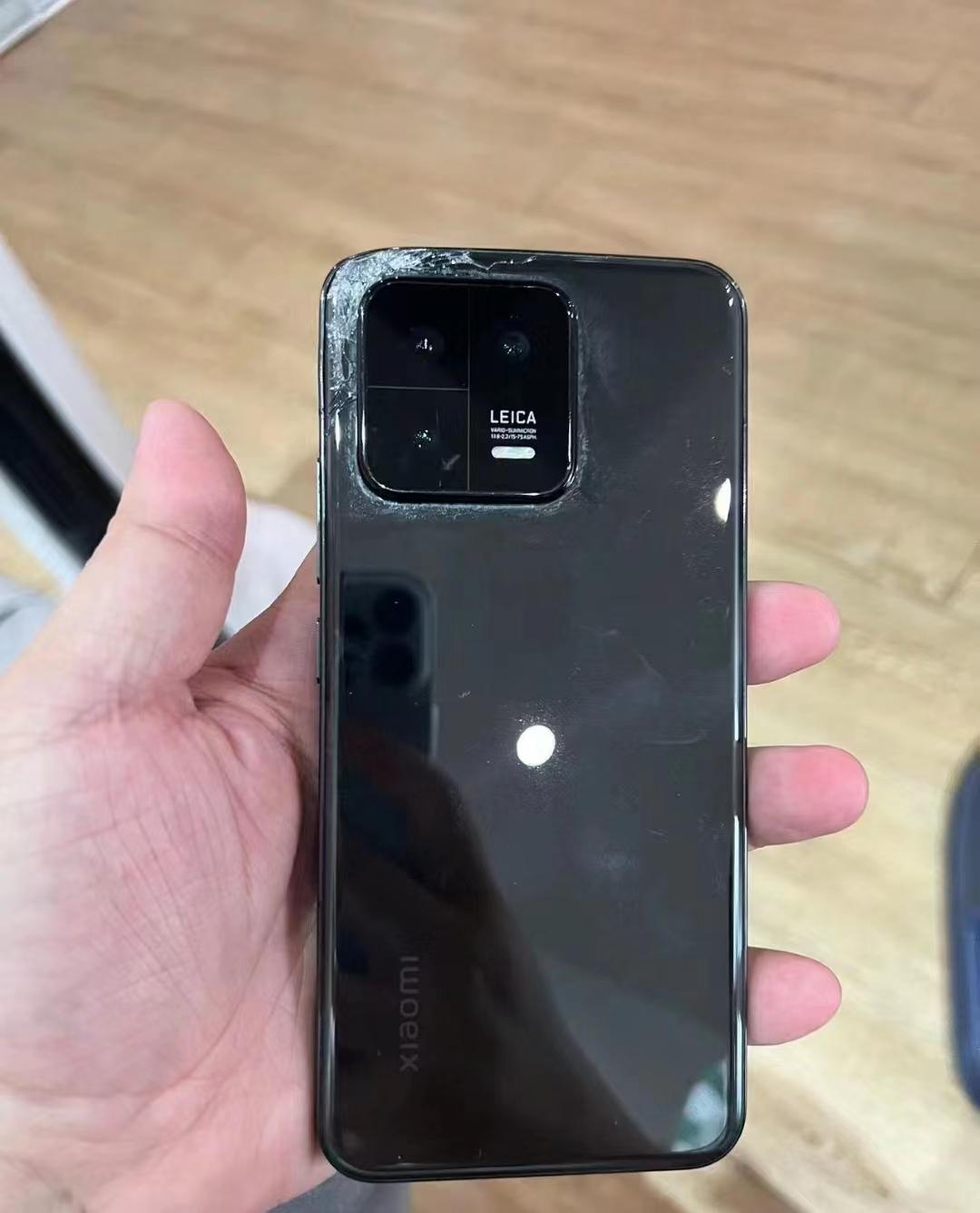 好想吐槽现在的旗舰手机，不戴手机壳真的很滑，一摔基本就坏了，得维修[汗]所以说，