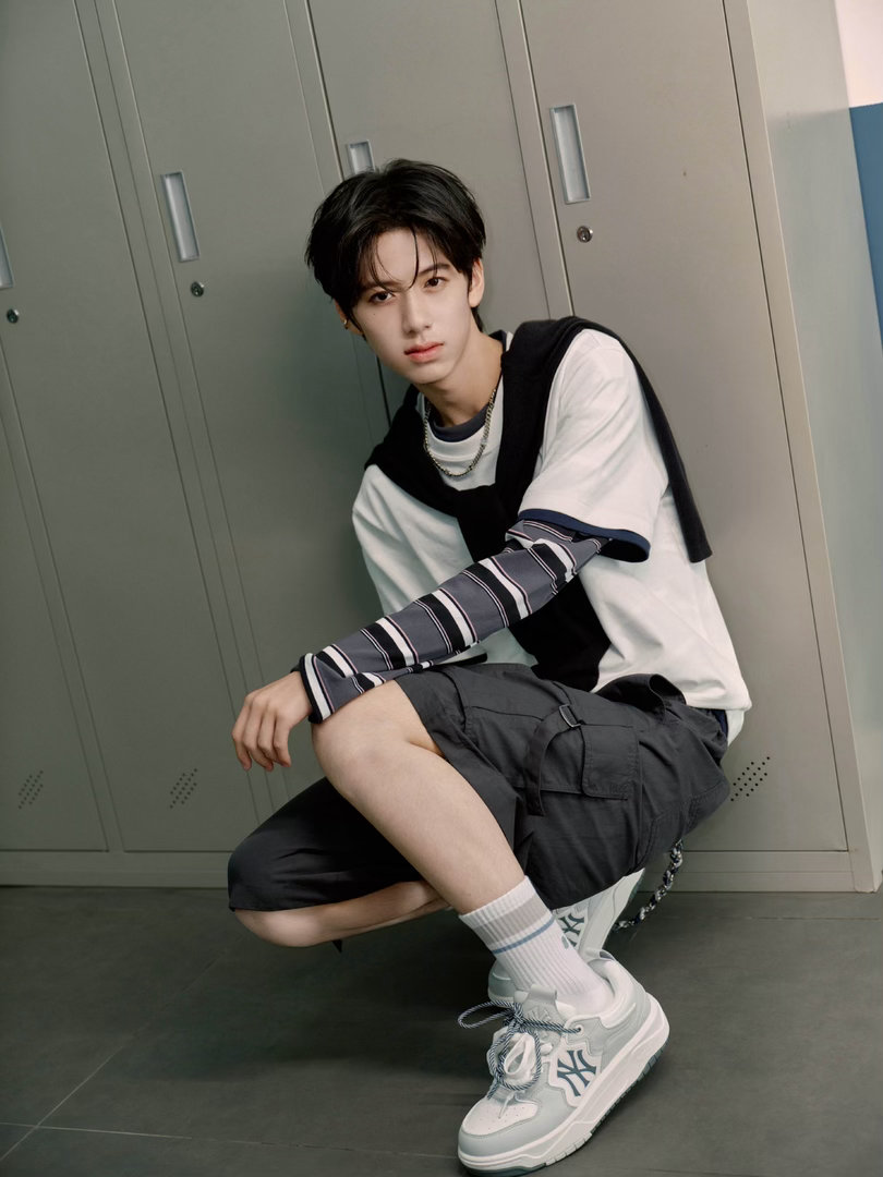 来看看我们内娱14岁的小孩哥，有颜又有梗，弟弟快中考了！林子烨重庆拍出发图临时借