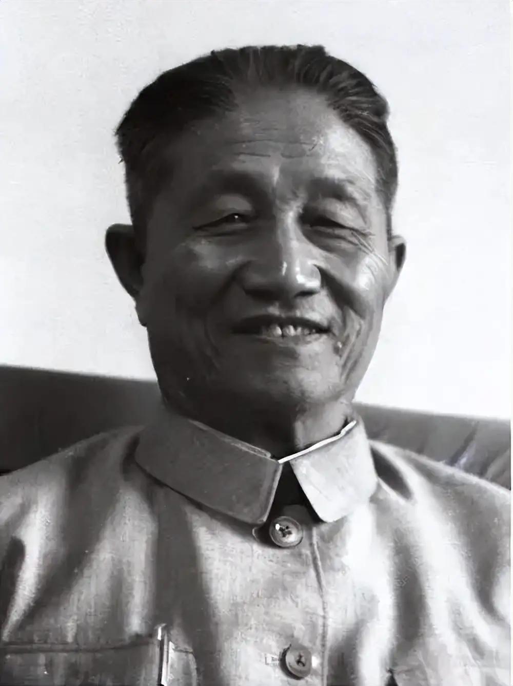 他本是兵团司令，作战时却不听毛主席指示，后被调离部队无缘授衔。

这名司令员名叫
