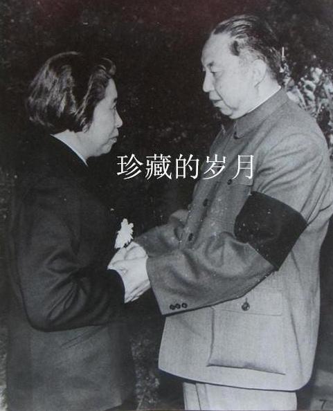 在刘少奇的追悼会上，华国锋和王光美握手慰问。
