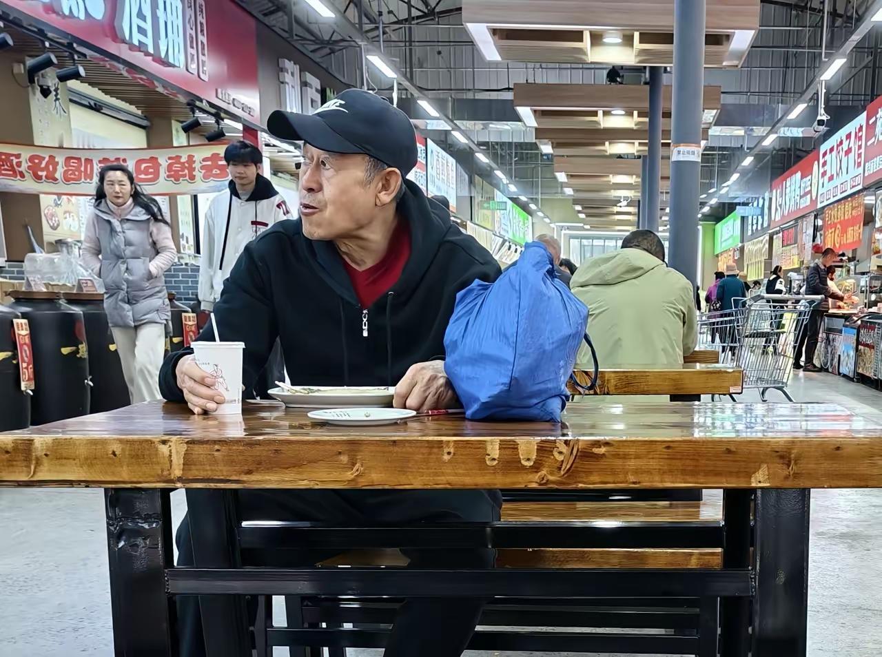 这也是一种洒脱！
很看的开，老伴没了，无论是心有余悸也好，没遇到可心的也罢，也无