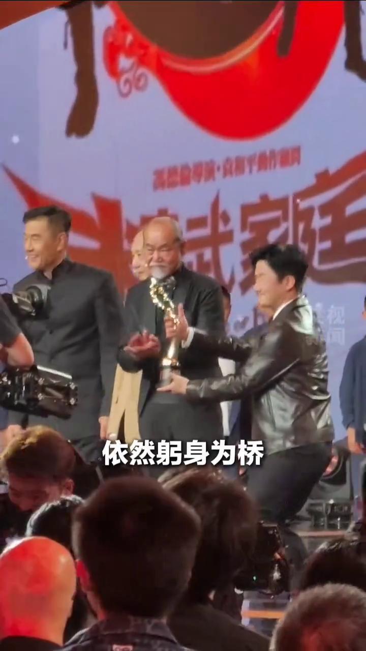 袁和平获北影节"终身成就奖"，中国功夫影人接力传递奖杯。
央视。
从"龙虎武师"