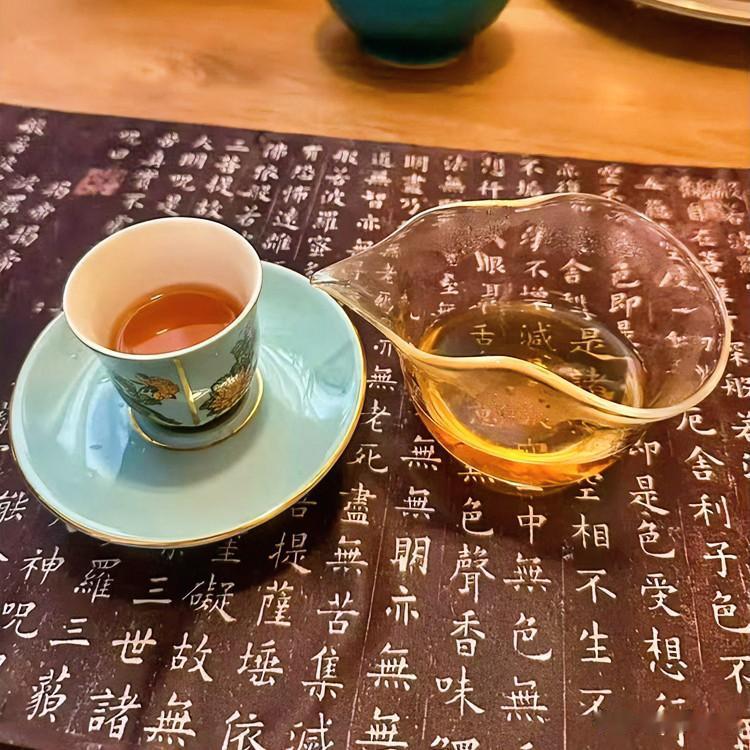 《茶隐·楚风杂言》
茶烟袅袅兮若云游，叶沉浮兮似世舟。
喧如朝市兮终寂寂，浓如春