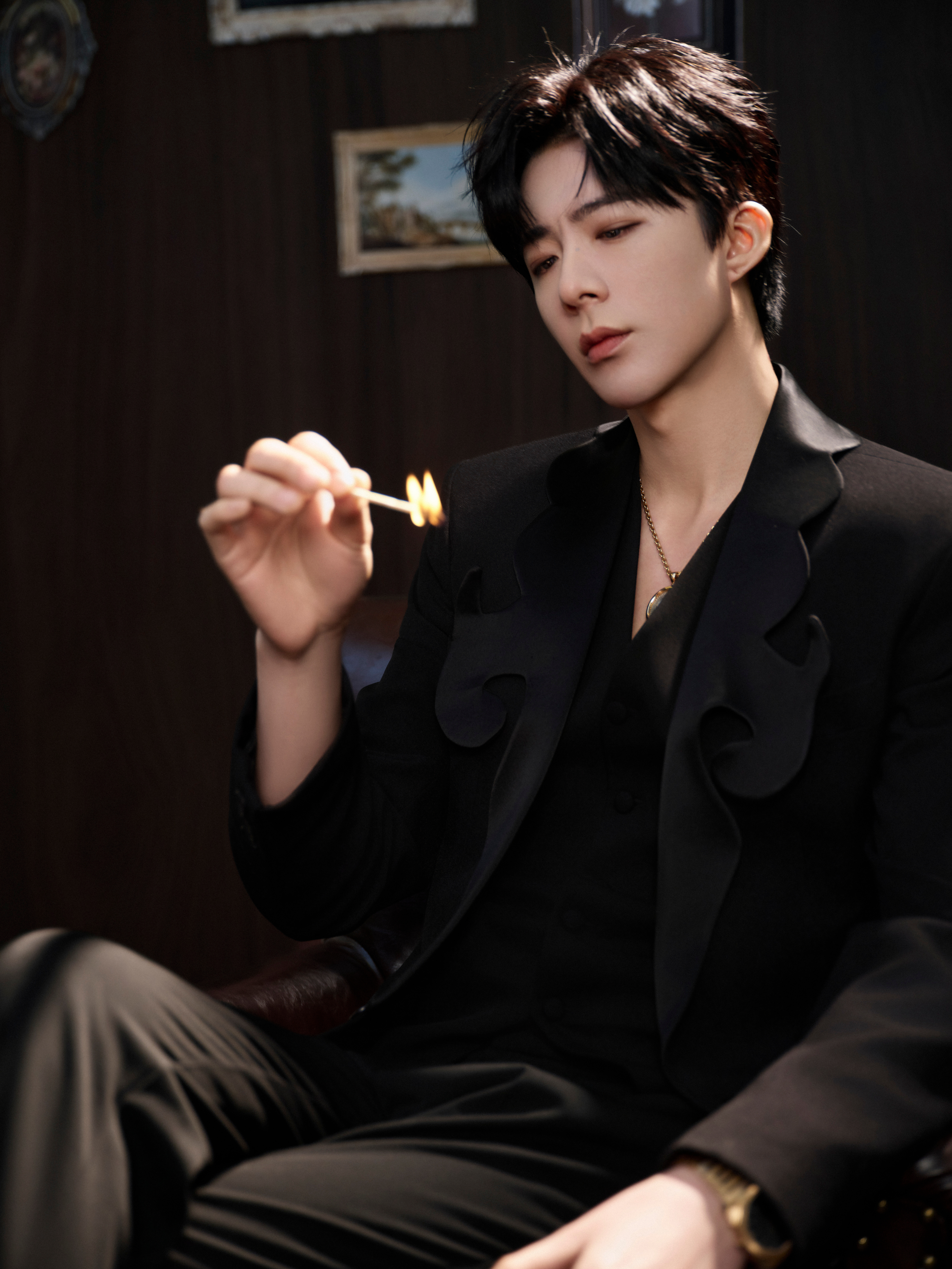 刘宇宁星光大赏出图简直daddy级别 刘宇宁星光大赏出图，黑西装牵狗，简直dad