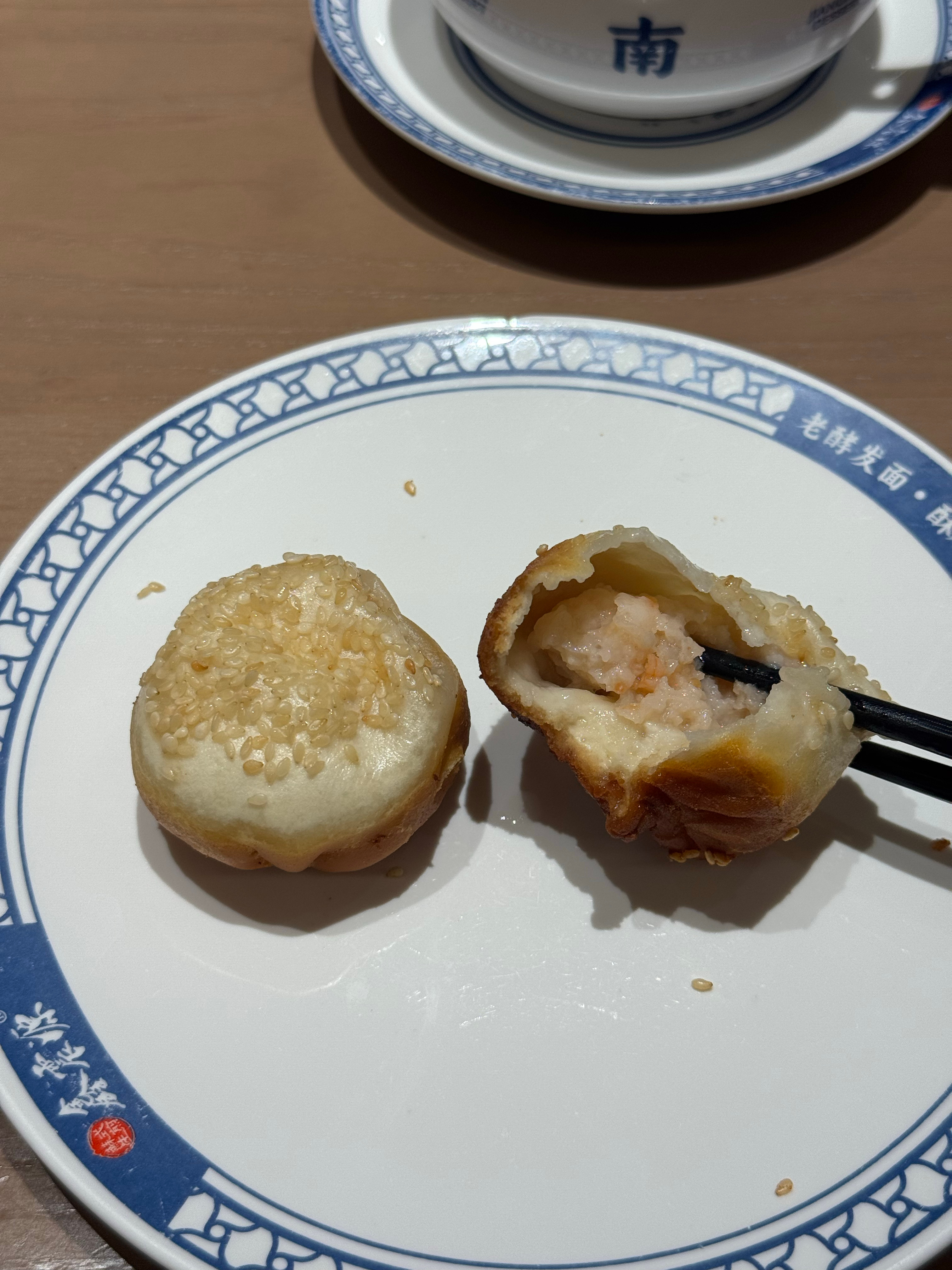 一天没吃到咸东西鑫震源的虾仁生煎蛮好吃的 很透亮 吃了两只鸡头米水 没想到是热的
