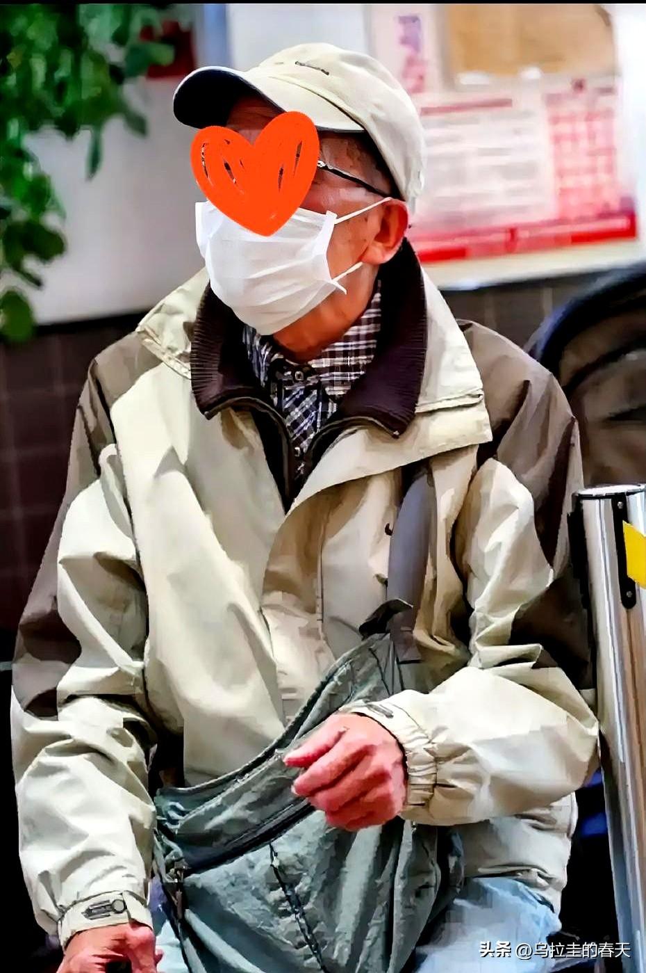 大厅里人声嘈杂，自助终端前排着长队。
那老大爷攥着存折的手一直在抖，对着柜员好话