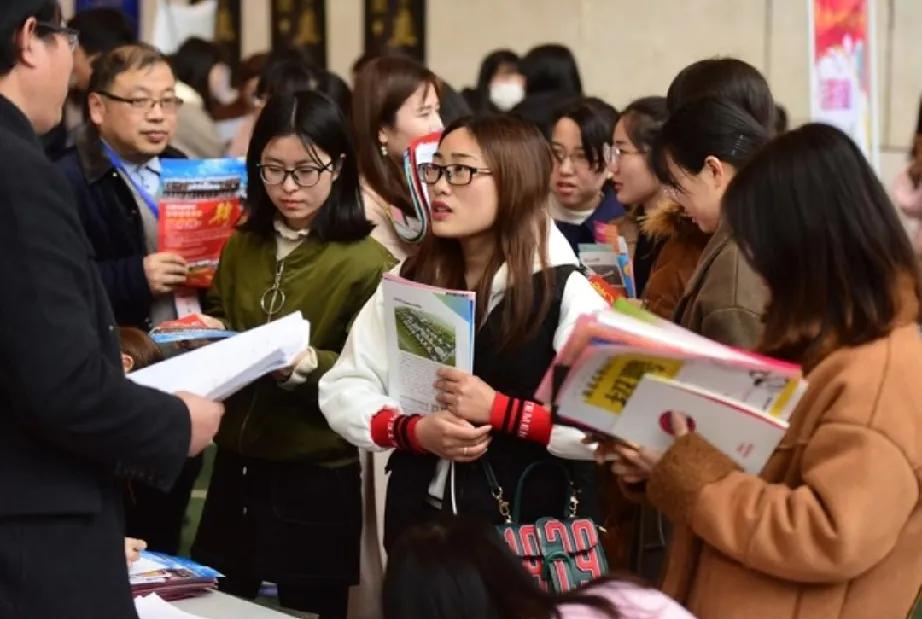 #秋日生活打卡季#国考省考中怎样才算应届生，别错过了上岸的最好时间

[心]广义