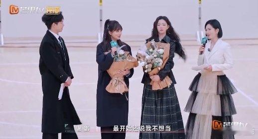李艺彤当队长 萨摩耶当警犬李艺彤真就是可爱担当，说她是萨摩耶警犬太形象了，当队长