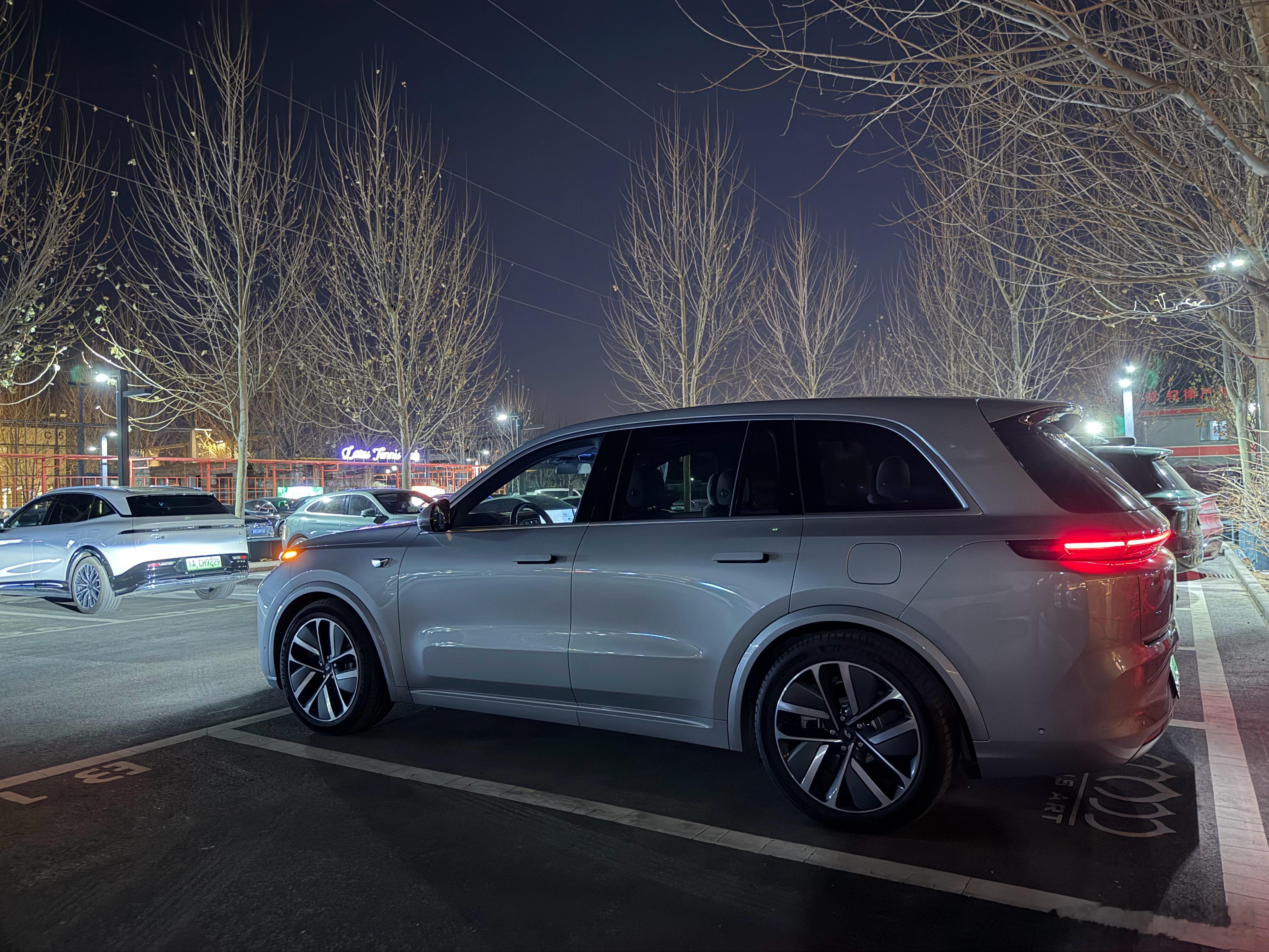 银色的理想L系真好看再配上21寸银色大圈更有质感这车主有品位 北京