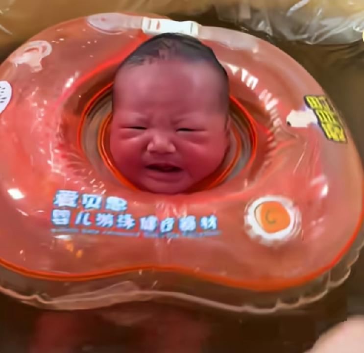 新生宝宝第一次洗澡，水温过于热，导致宝宝一直在哭，
小孩游泳最难受了，
那么小脊