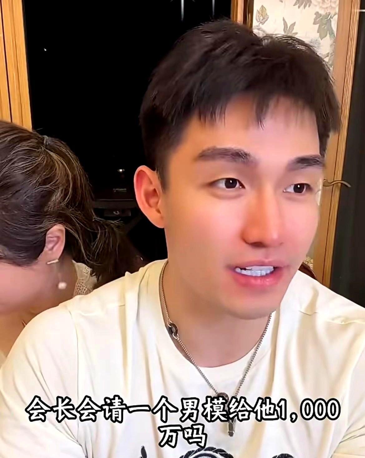 医美女王不染发，才是她最狠的广告。
你敢信？
一个靠让人变年轻赚钱的人，自己却顶