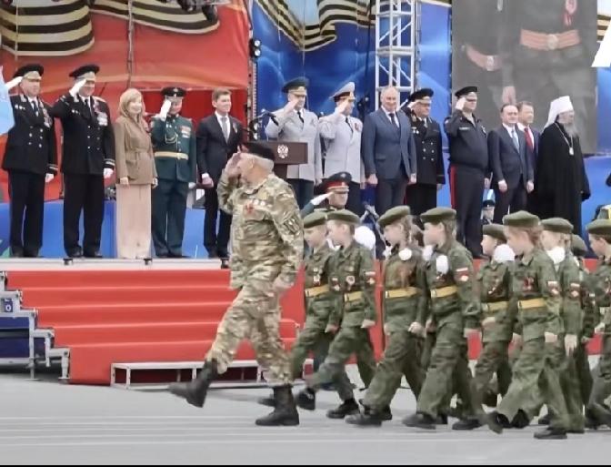 俄罗斯“坚持”搞大阅兵式的“国防教育”，有几个目的：

一是，让俄罗斯永远站在世