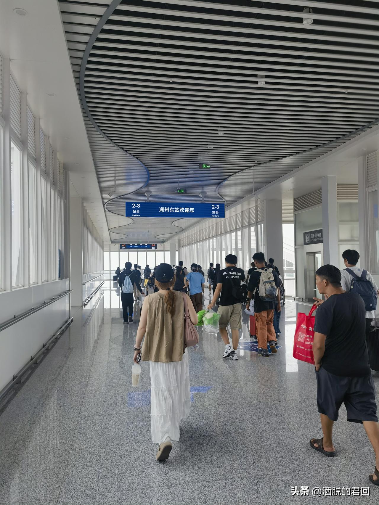 下班回家电梯口又围满了人，
其中有三四个外卖小哥提着外卖，
也在焦急的等待电梯。