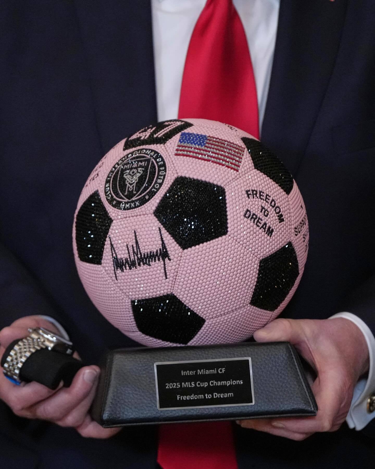 梅西随队造访白宫接受美国联盟冠军表彰的照片part2🏆🥇特朗普赠送其粉色纪念