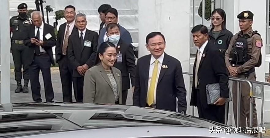 76岁泰国前总理他信·钦那瓦在女儿佩通坦陪同下，现身泰国最高法院，听取对其“住院
