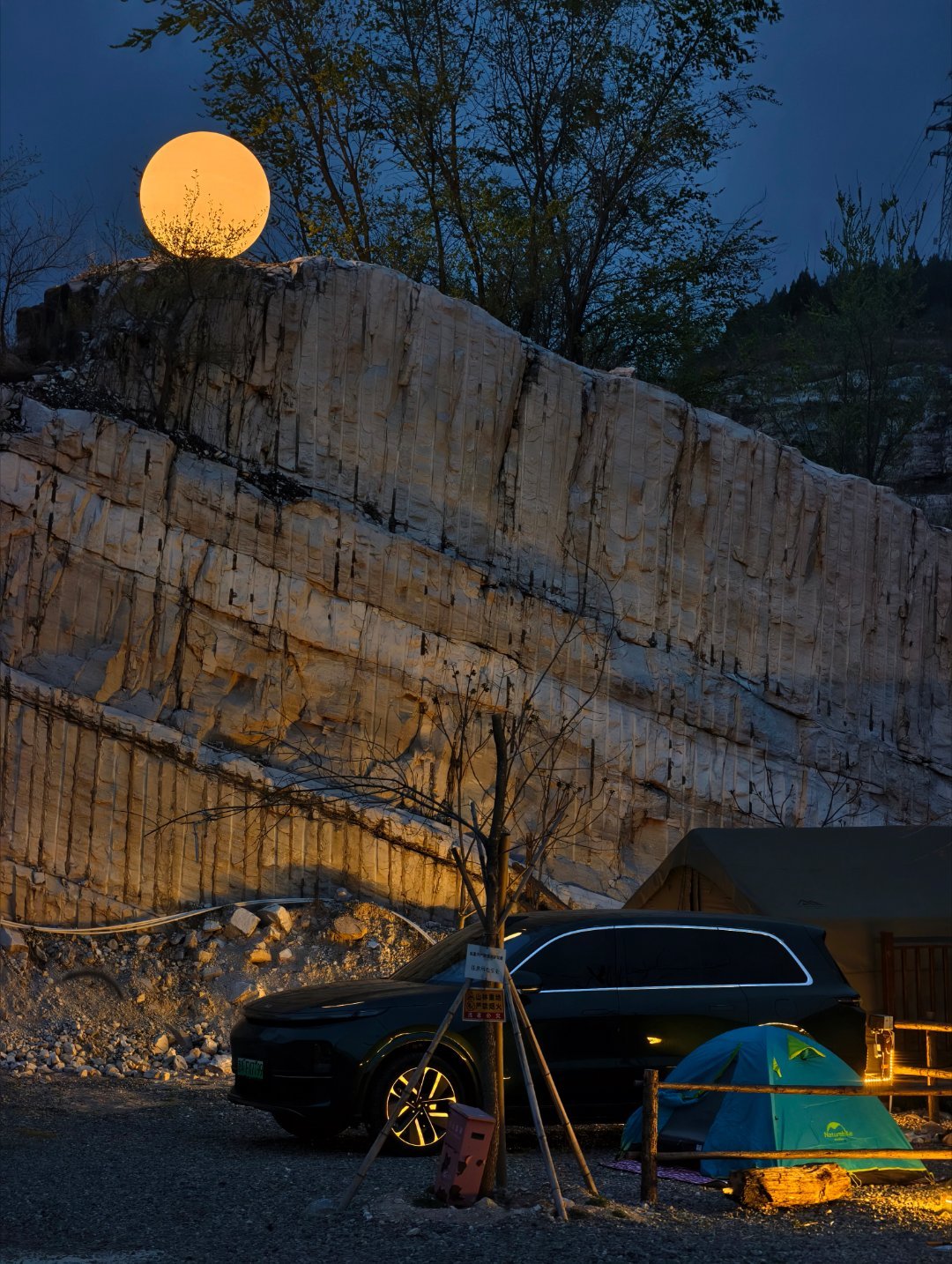 带娃露营玩火我小时候就很喜欢玩火，大人不让，我只能偷偷玩现在当大人了，我就想带他