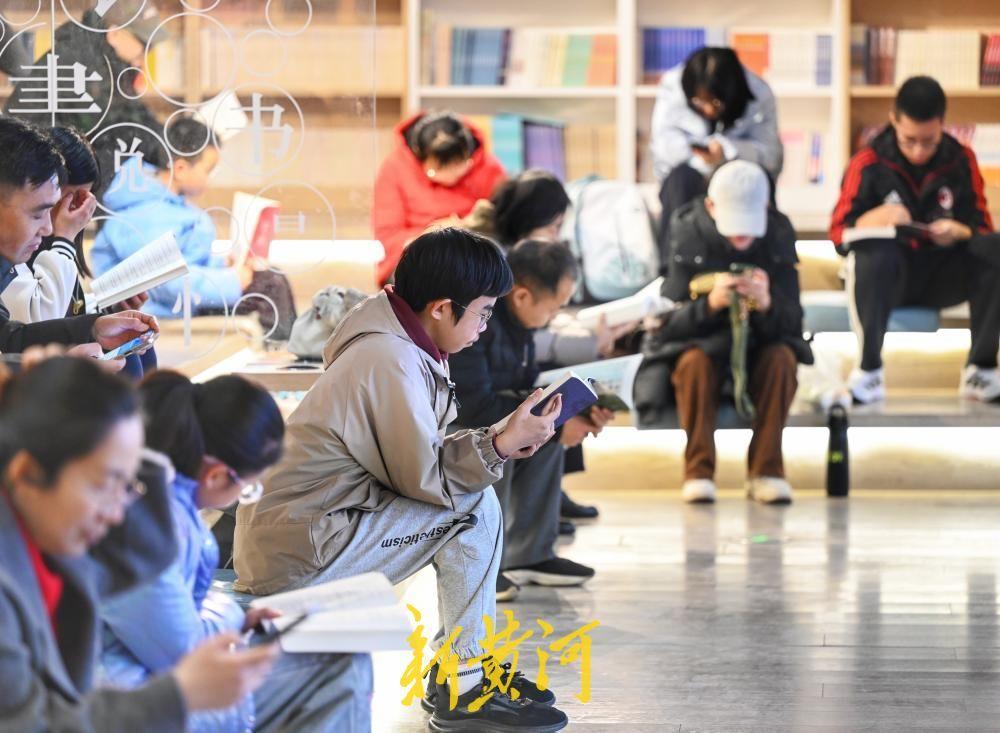 2月18日（农历大年初二），泉城路新华书店里，不少市民或默默浏览，或仔细寻找心爱