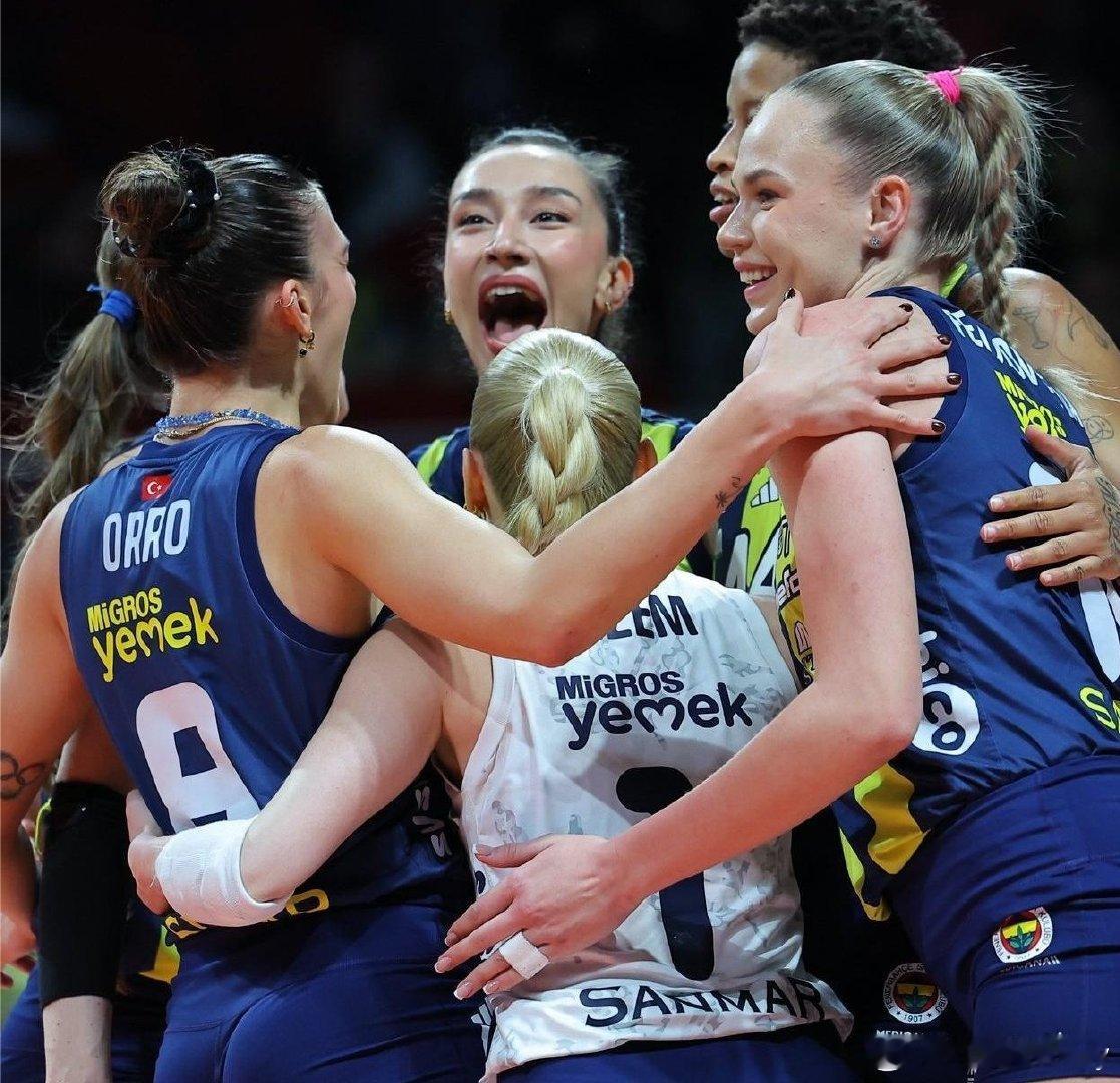 巴拉丁截止目前拿到3分（4扣2中2被拦，1拦）两局结束费多罗夫采娃15扣10中1