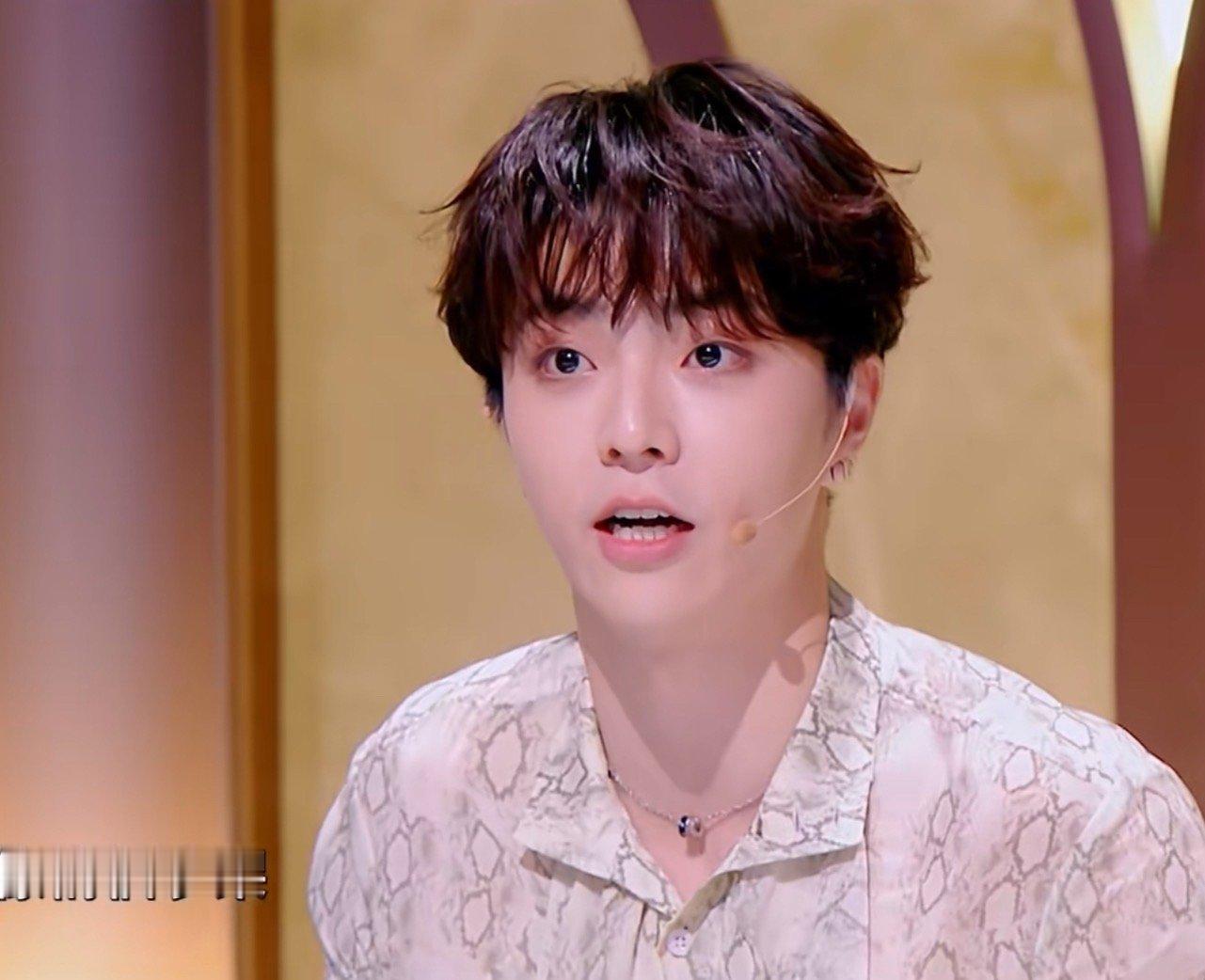 陈立农说王铮亮谭松韵像情侣吵架陈立农说王铮亮谭松韵像情侣吵架，一个歇斯底里一个平