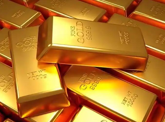 金价还没崩，黄金股先跪了。
 
纽约金在4300美元反复拉锯，A股黄金板块却已血