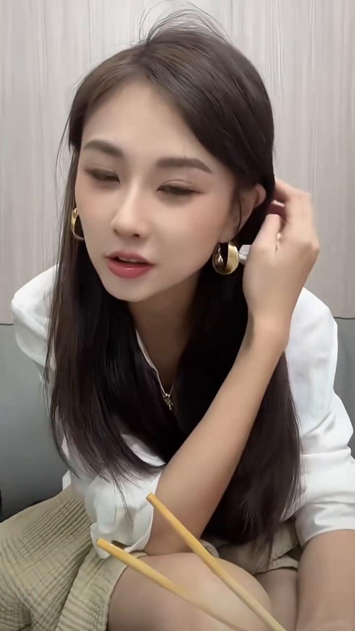 去年又恋爱了。
是的，我又恋爱了家人们，我又恋爱了，他脑子是长了个恋爱上面。