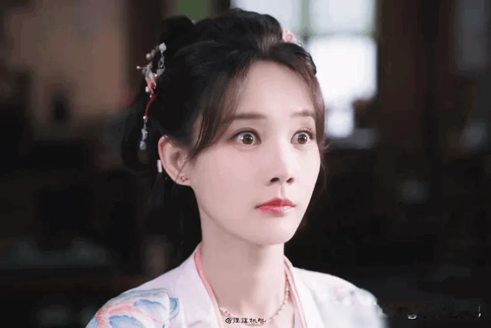 从“平面模特”到“疯批美人”，李一桐凭《书卷一梦》翻身农奴把歌唱。


李一桐在