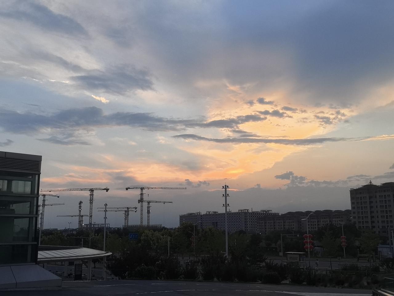位于京郊延庆区的  首都体育学院新校区 建设工地在夕阳的映照下显得格外美丽🏗