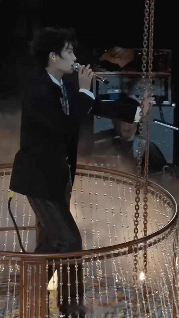 感觉像被查的受不了了又是跺脚又是扭腰又是撅屁股的