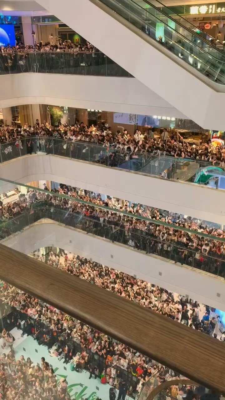 李现线下人气李现武汉线下人气我的天，真是人山人海啊 ​​​