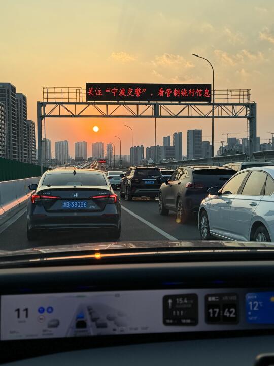 堵车怎么了？有小塔带我回家😎