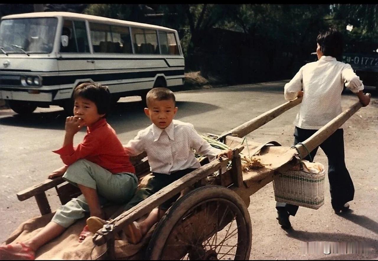 小屁娃儿，千万不要逞能，吹牛逼说认识这是什么车，更别说你还坐过……估计你在现实中