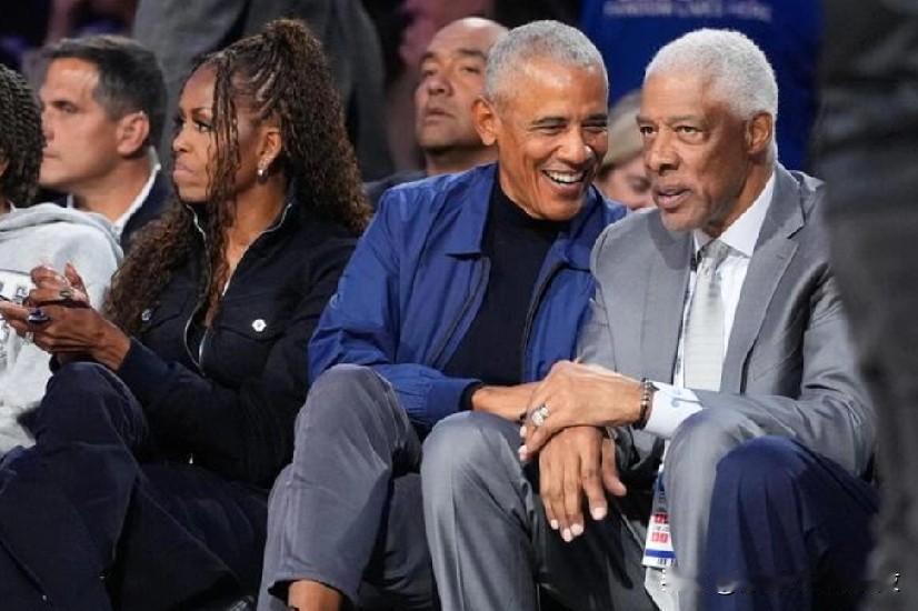 美国前总统奥巴马周末在一个播客中澄清了他关于外星生命的言论。
他说，他没有看到外