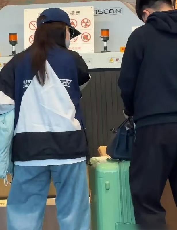 阚清子产后第35天，站上《乘风2024》全开麦舞台。
唐艺昕脸上湿疹结着痂，也