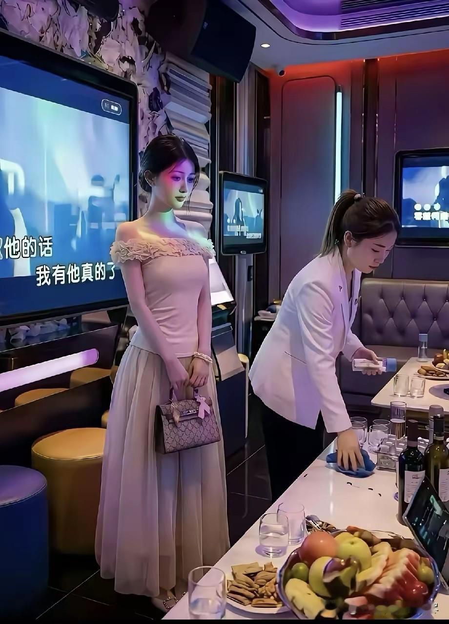 真不知道这个女孩的父母，要是看到这一幕的话是该有多心酸啊，她们辛苦多年培养的女儿