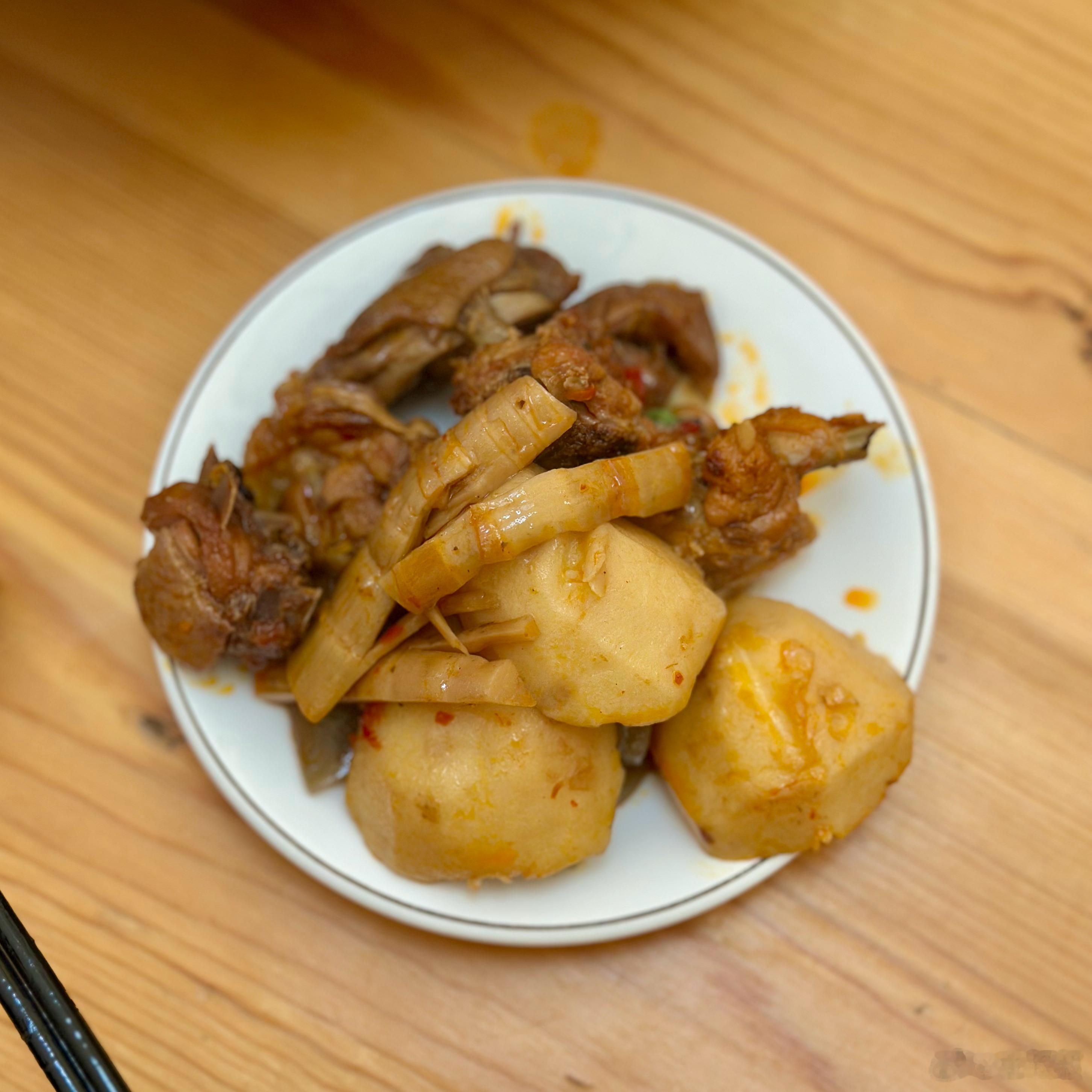 又吃笋子鸡，我又单独捞一盘菜出来，滤滤油再吃。 ​​​