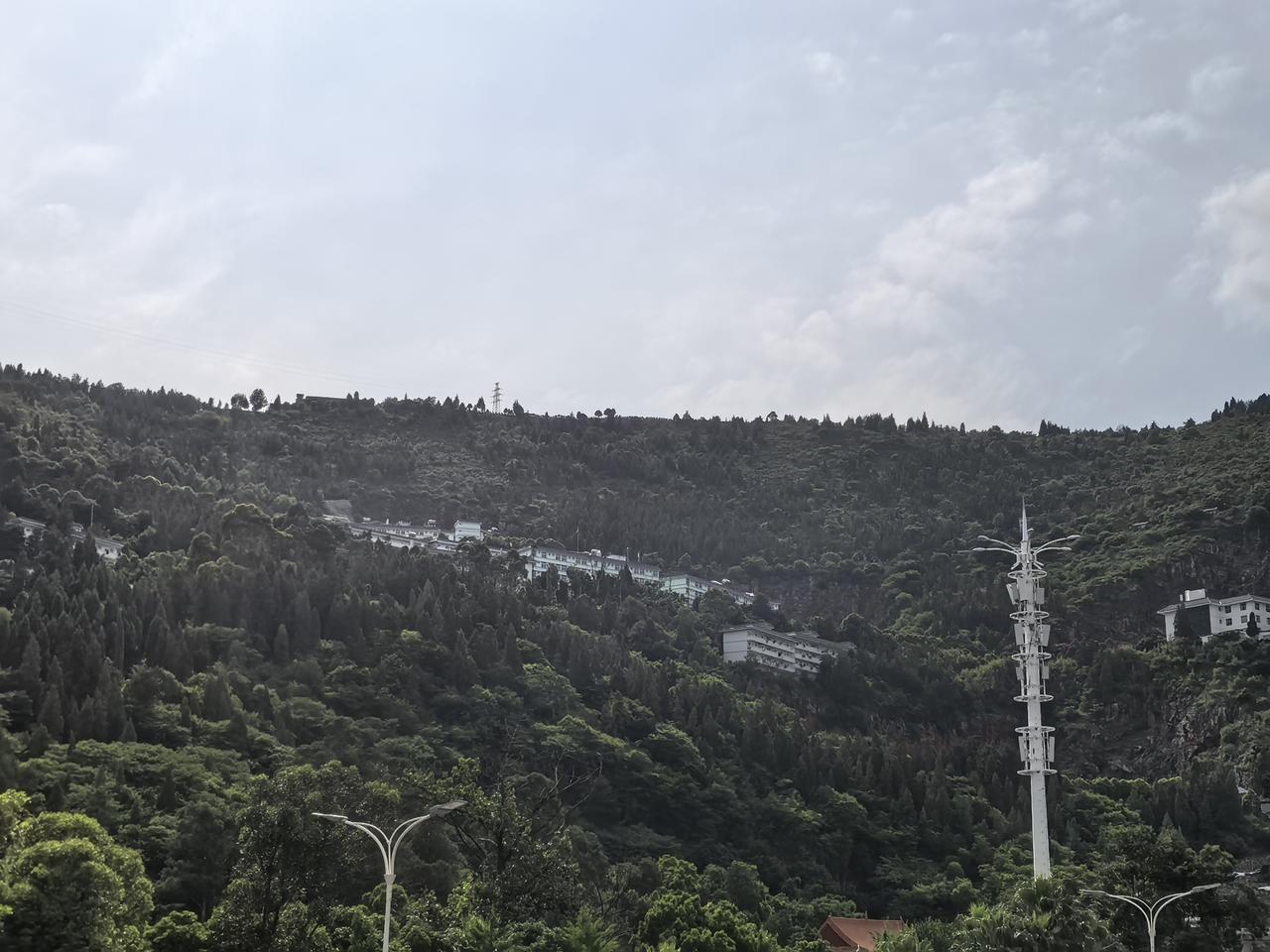 这个地方是位于海源寺公交杻纽站后面的一座山中间的位置，这是什么山啊！山中间都建了