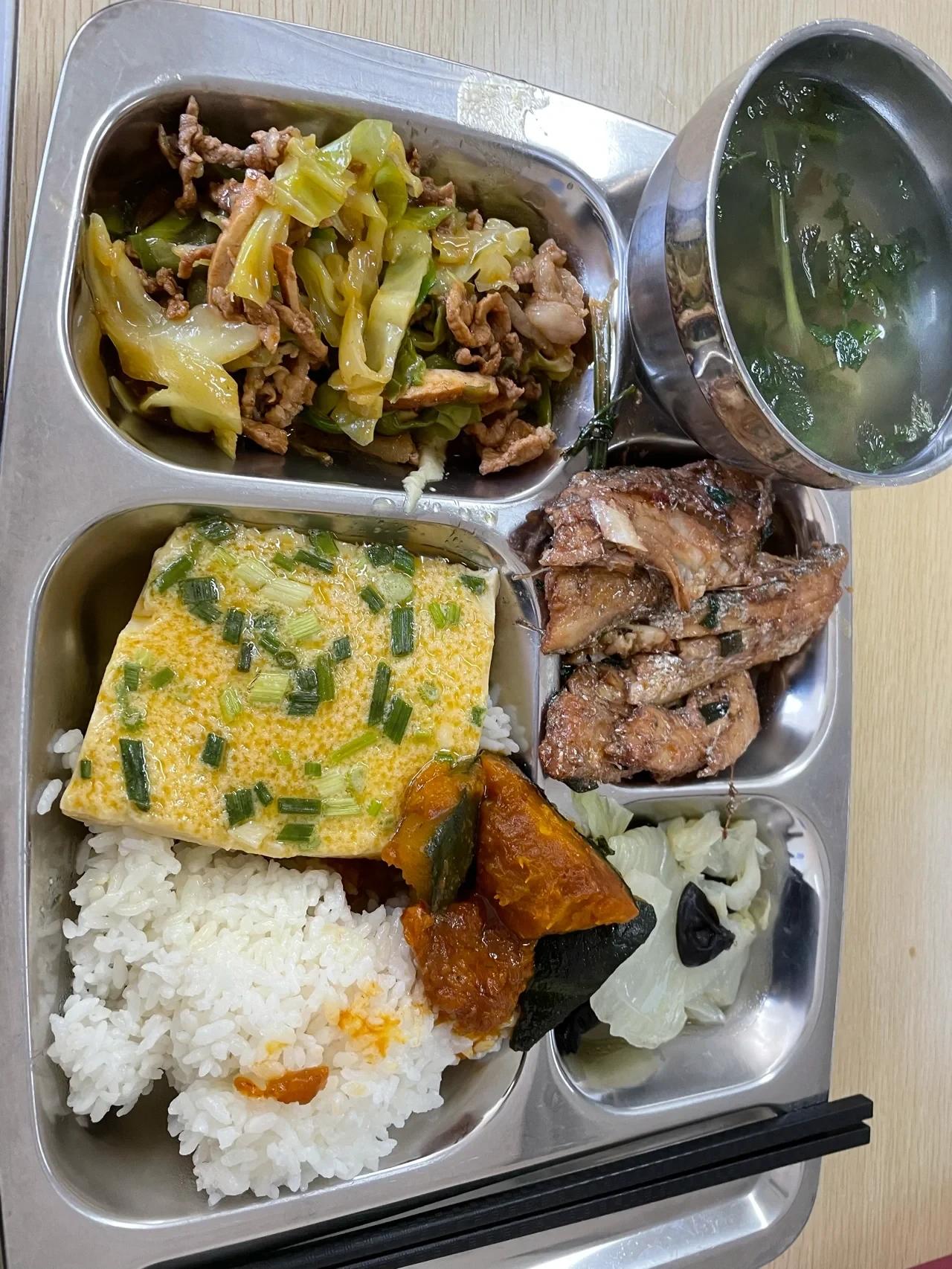 每天10元生活费，感觉男人活成这样也是累！

今天去公司食堂吃饭，听到同事说，我