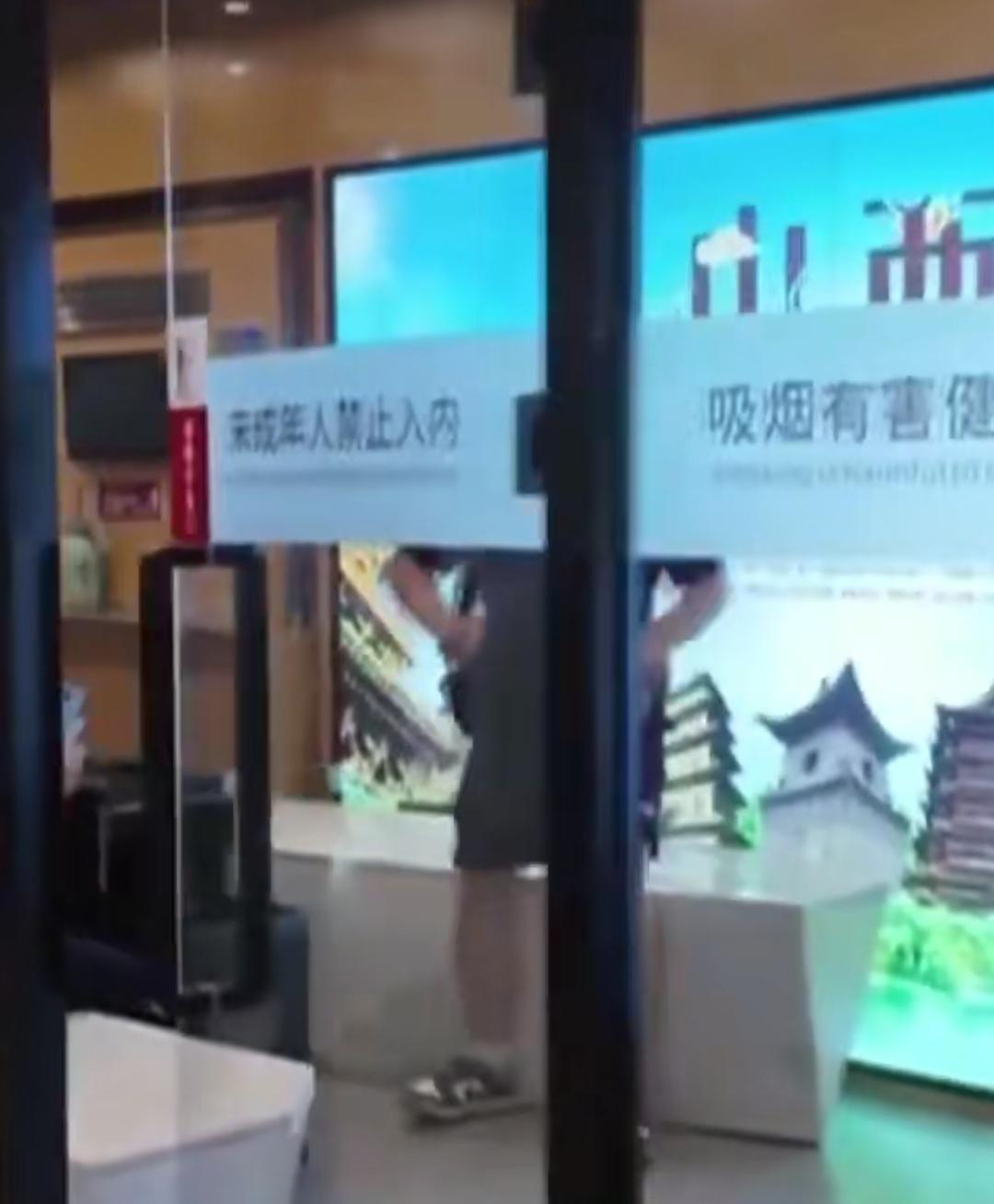 7月22日，太原南站（高铁站）二层商业平台的“豪华吸烟室”在舆论风暴中再次关闭。
