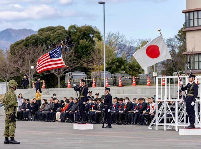 你知道小日本为什么不怕中国，只跪美国和俄罗斯吗？日本人看俄罗斯抖如筛糠，瞅美国卑