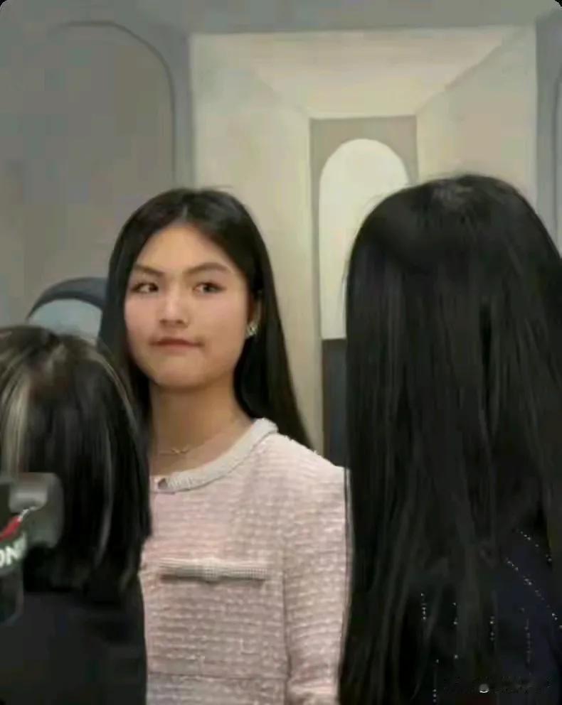 素颜的王诗龄，还真能找到《爸爸去哪了》里面那个小孩的影子。