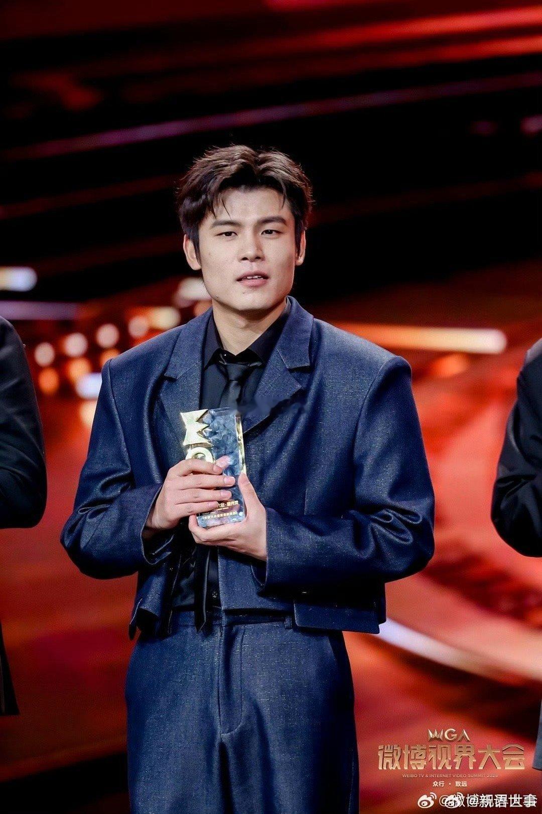 何广智 无以为报多发微博谁能想到领奖发言还能这么好笑？“无以为报，多发微博”，广