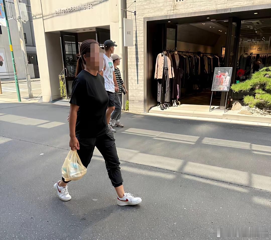 李嘉格恋情曝光后才发现，上一次她和黄圣依去澳门看陈梦全运会比赛时，26岁男友也同