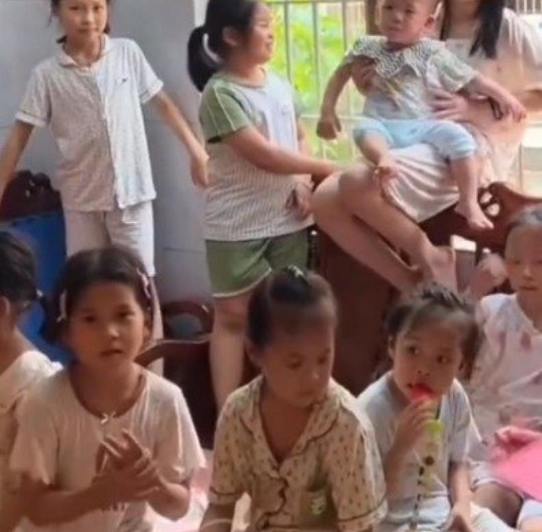 妈妈生了9个孩子，如今还有30个孙辈
 
广东一位75岁奶奶的生活，看完太震撼了