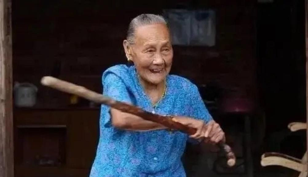 1939年，长沙会战，女兵银金花突围时被日军包围，眼看敌人一拨一拨靠近，她迅速举