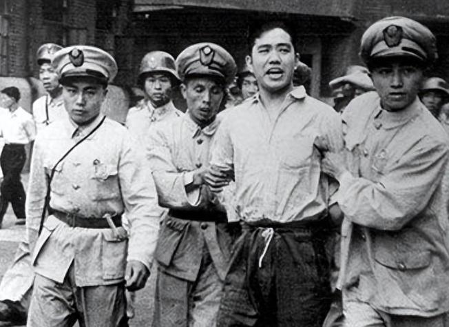 1949 年，国军中将韩任民的亲生儿子被国民党当局以通共罪名执行枪决，他闭门默然