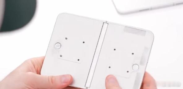 iPhoneUltra机模再上手 形态基本是确定了，就看真机上手后折痕控制得怎么
